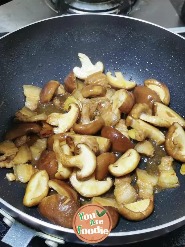 Fried pork with mushrooms