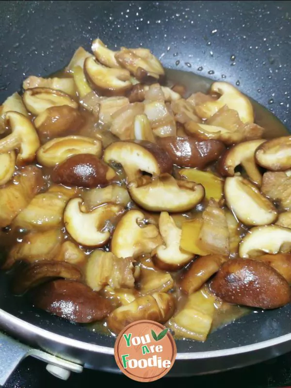 Fried pork with mushrooms