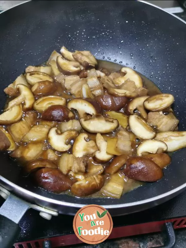 Fried pork with mushrooms