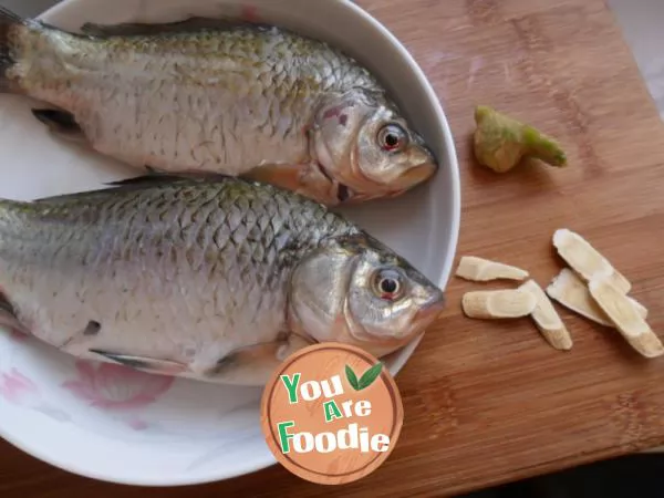 Apricot abalone mushroom crucian carp soup