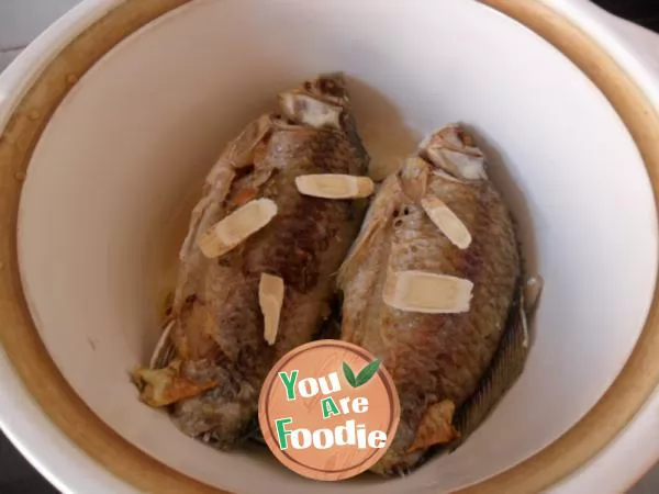 Apricot abalone mushroom crucian carp soup