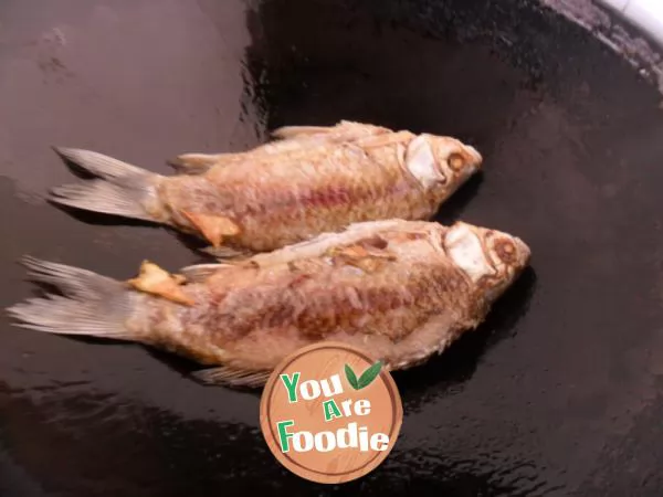 Apricot abalone mushroom crucian carp soup
