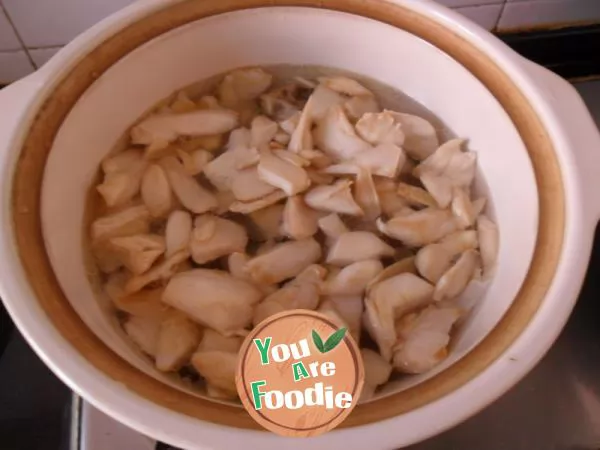 Apricot abalone mushroom crucian carp soup