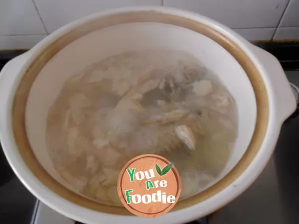 Apricot abalone mushroom crucian carp soup