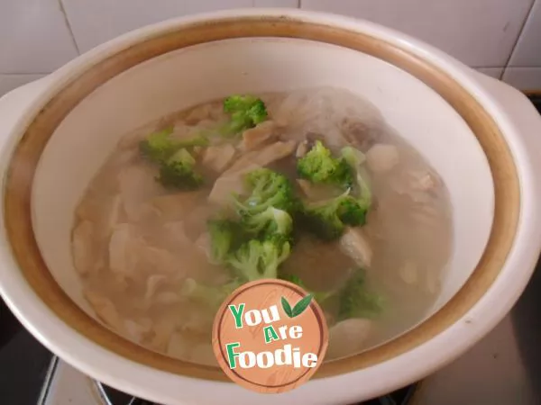 Apricot abalone mushroom crucian carp soup