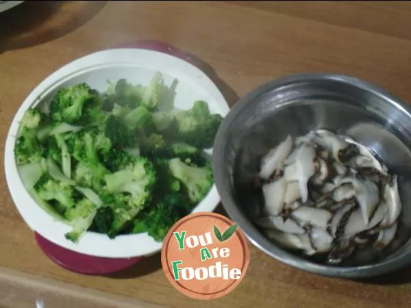 Fried broccoli with mushrooms