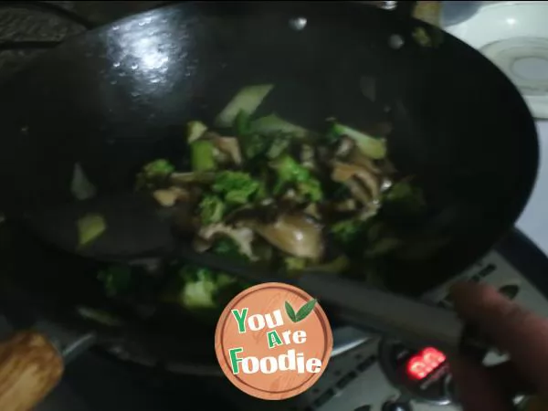 Fried broccoli with mushrooms