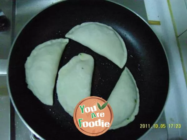Fried Chinese leek dumplings