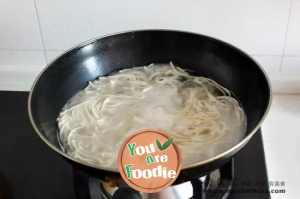 What do you eat in hot summer? Sichuan traditional snack [cold noodles with shredded chicken]