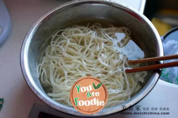 What do you eat in hot summer? Sichuan traditional snack [cold noodles with shredded chicken]
