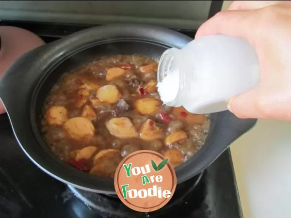 Taro and beef brisket in casserole