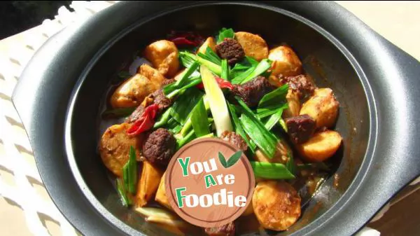 Taro and beef brisket in casserole
