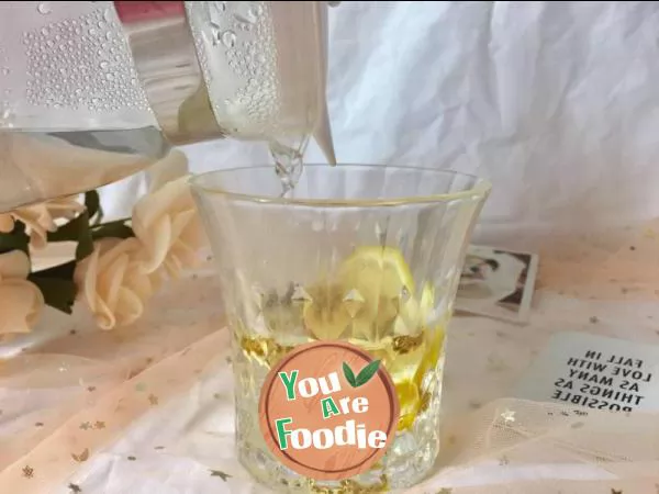 Summer drink lemon chrysanthemum tea