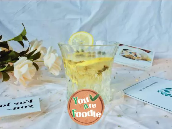 Summer drink lemon chrysanthemum tea