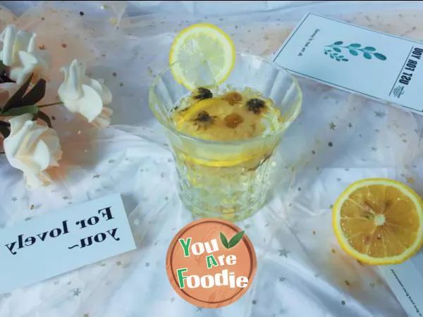 Summer drink lemon chrysanthemum tea