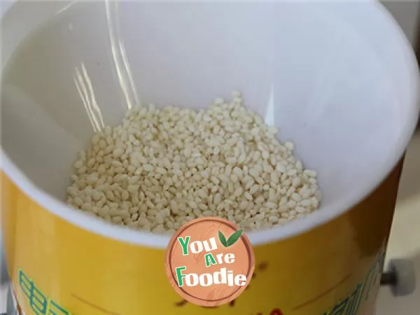 Glutinous rice cake with sugar and oil