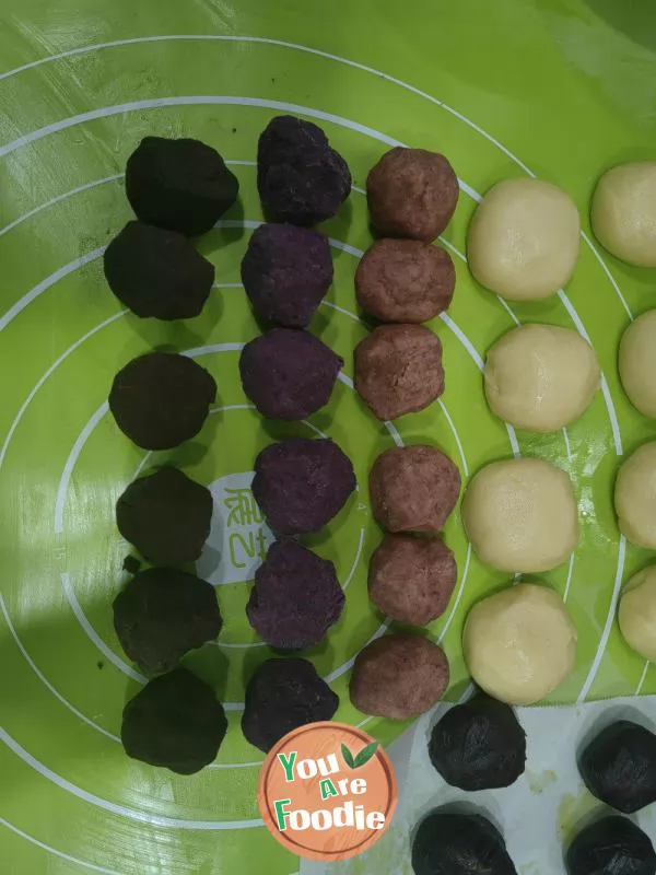 Colorful Spiral Egg Yolk Crispy