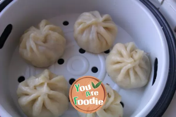 Steamed stuffed bun with mushroom and pork