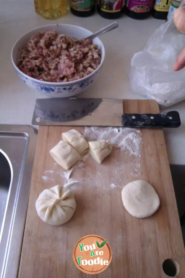 Steamed stuffed bun with mushroom and pork