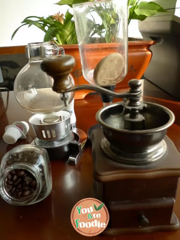 Dripping fragrance and strong fragrance waft everywhere ---- making coffee in a siphon pot