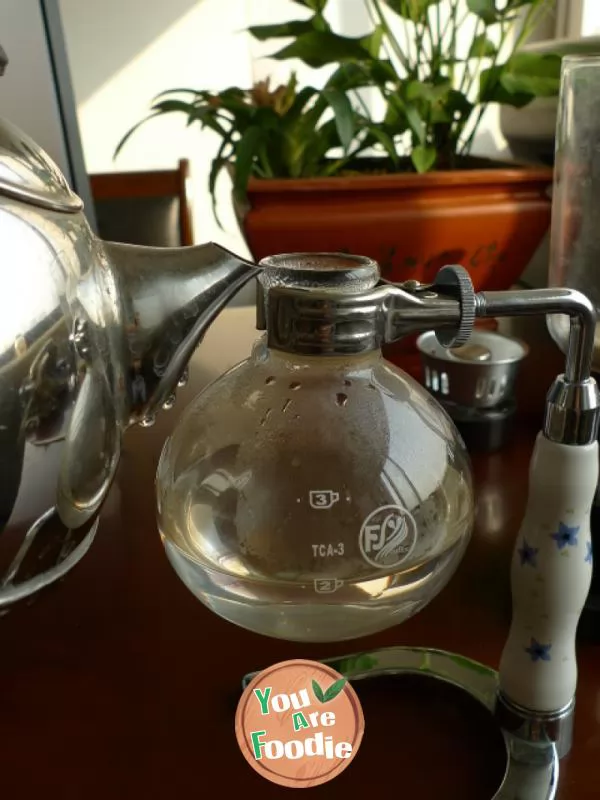 Dripping fragrance and strong fragrance waft everywhere ---- making coffee in a siphon pot