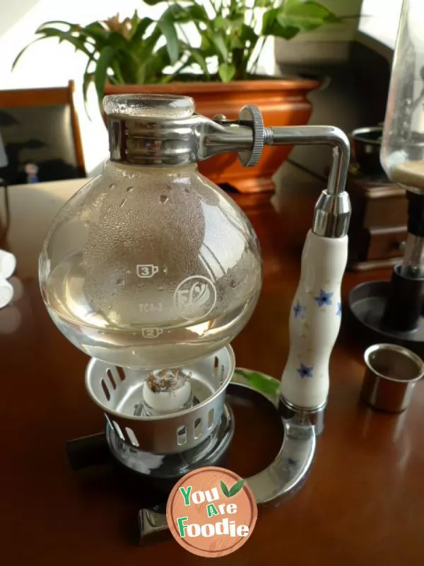Dripping fragrance and strong fragrance waft everywhere ---- making coffee in a siphon pot