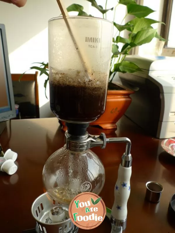 Dripping fragrance and strong fragrance waft everywhere ---- making coffee in a siphon pot