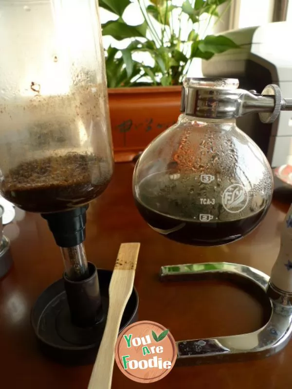 Dripping fragrance and strong fragrance waft everywhere ---- making coffee in a siphon pot