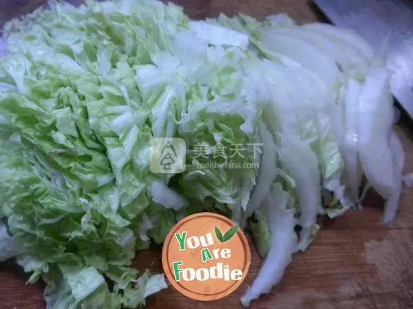 Fried cabbage with kelp and garlic
