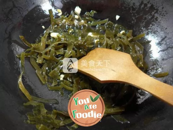 Fried cabbage with kelp and garlic