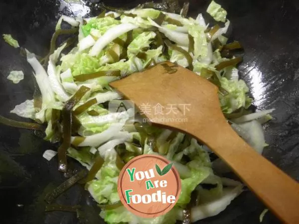 Fried cabbage with kelp and garlic