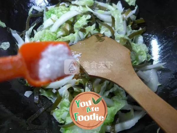 Fried cabbage with kelp and garlic