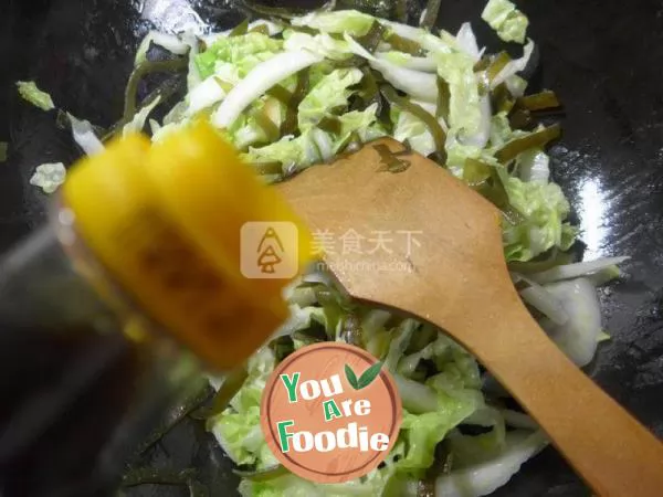Fried cabbage with kelp and garlic