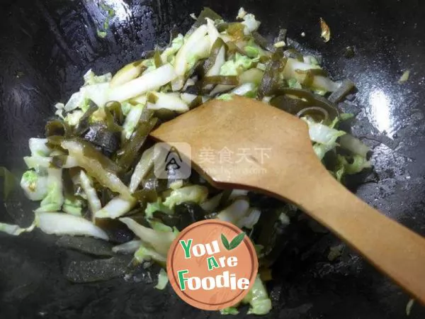 Fried cabbage with kelp and garlic