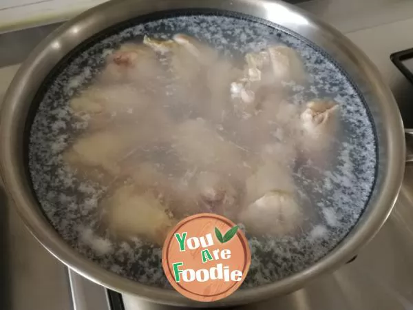 Braised chicken wing root in brown sauce
