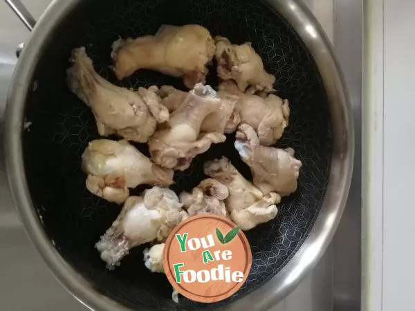 Braised chicken wing root in brown sauce