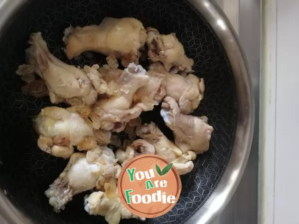 Braised chicken wing root in brown sauce