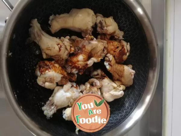 Braised chicken wing root in brown sauce