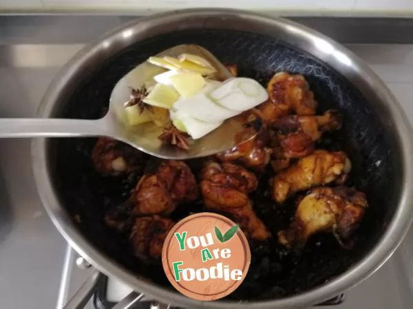 Braised chicken wing root in brown sauce