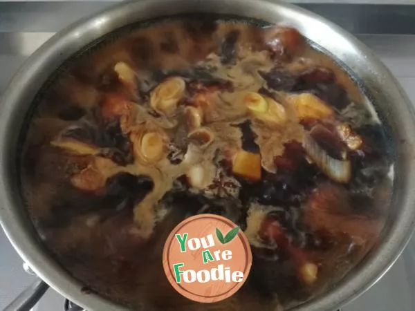 Braised chicken wing root in brown sauce