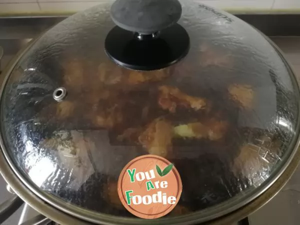 Braised chicken wing root in brown sauce