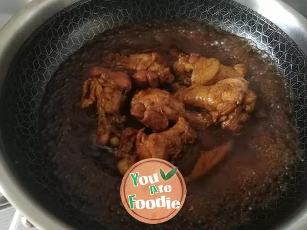Braised chicken wing root in brown sauce