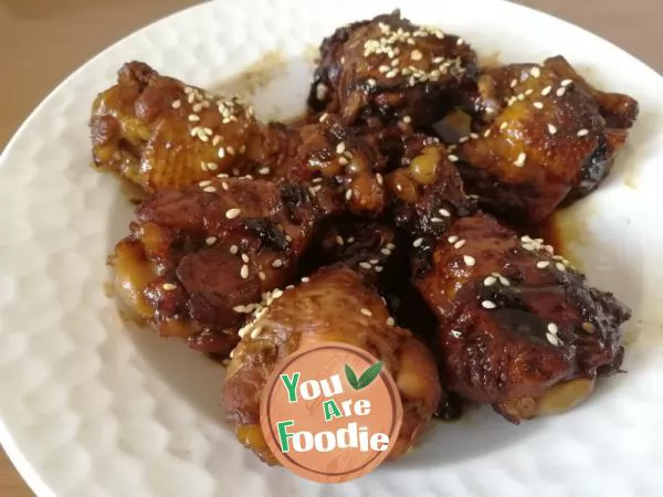 Braised chicken wing root in brown sauce