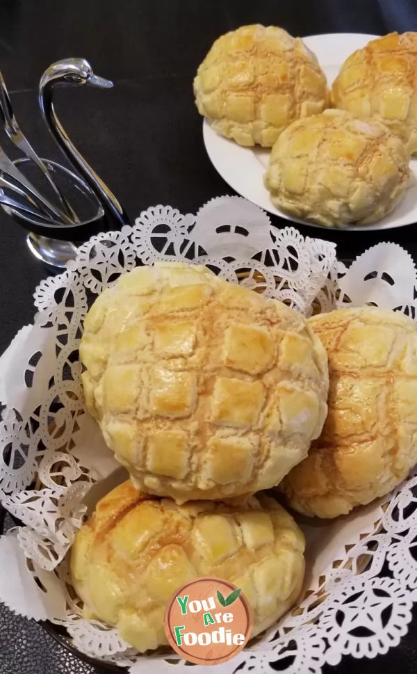 Cream pineapple bun