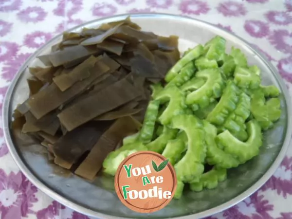 Balsam pear and kelp lean meat soup