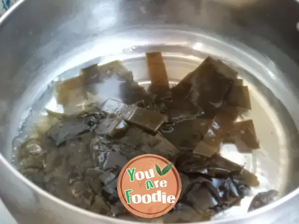 Balsam pear and kelp lean meat soup