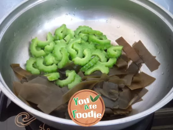 Balsam pear and kelp lean meat soup