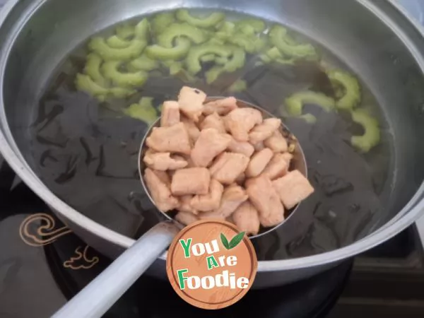 Balsam pear and kelp lean meat soup