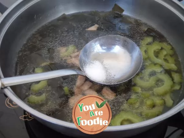 Balsam pear and kelp lean meat soup