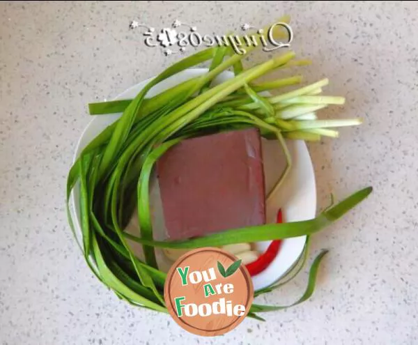 Fried Chinese chives with mutton blood